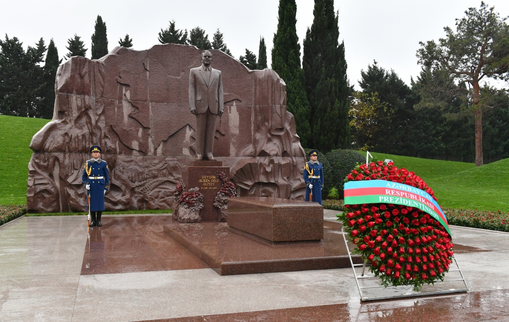 Prezident İlham Əliyev Ümummilli Lider Heydər Əliyevin məzarını ziyarət edib