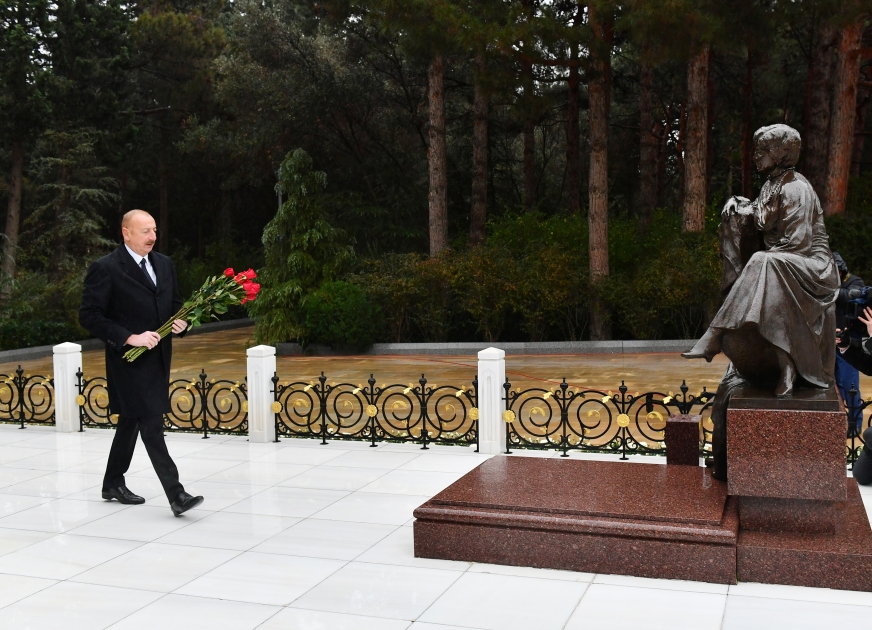 Prezident İlham Əliyev Ümummilli Lider Heydər Əliyevin məzarını ziyarət edib