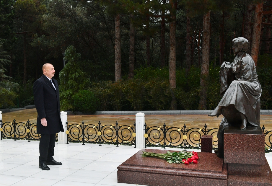 Prezident İlham Əliyev Ümummilli Lider Heydər Əliyevin məzarını ziyarət edib