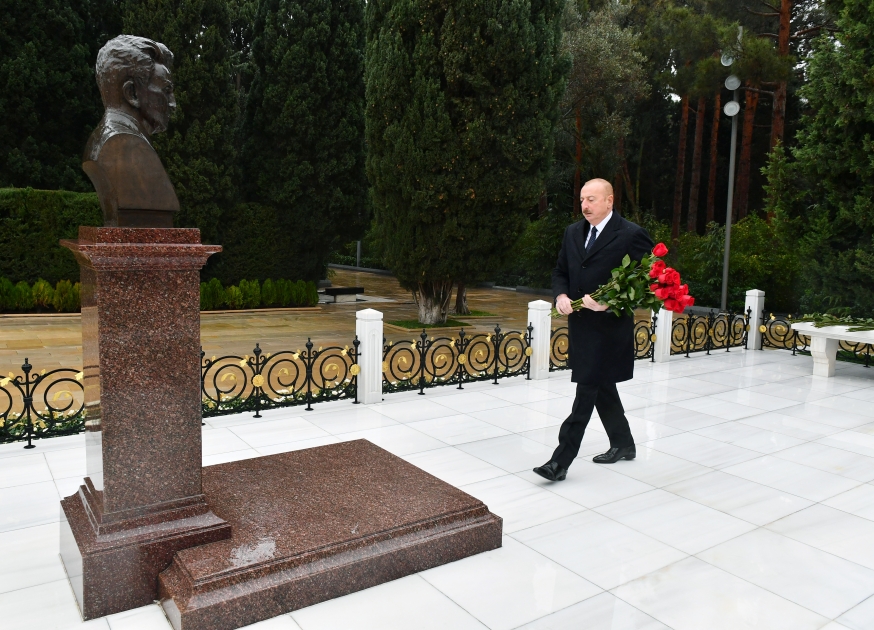 Prezident İlham Əliyev Ümummilli Lider Heydər Əliyevin məzarını ziyarət edib