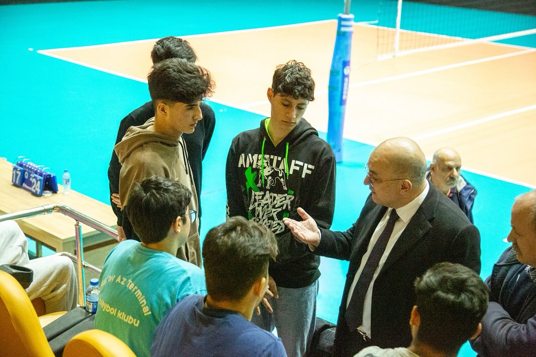 Federasiya prezidenti yeniyetmə voleybolçularla görüşüb - FOTO