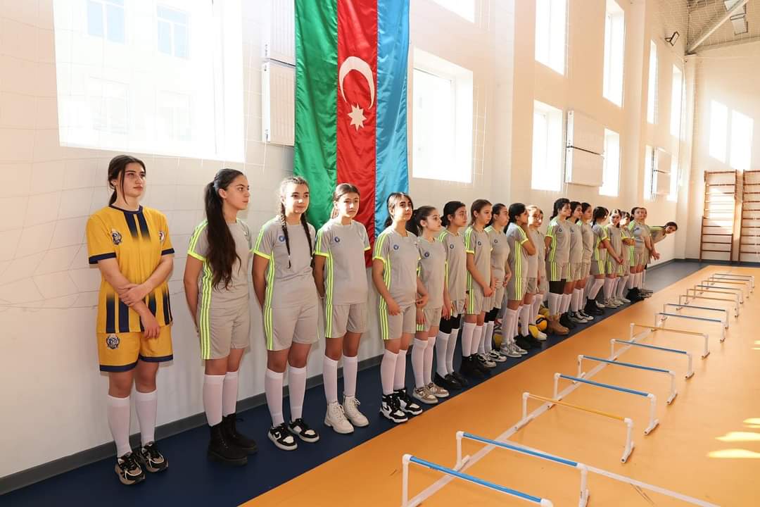 Federasiya prezidenti Şəmkirdə yeniyetmə voleybolçuların məşqini izləyib - FOTO