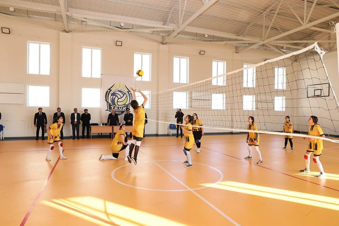 Federasiya prezidenti Şəmkirdə yeniyetmə voleybolçuların məşqini izləyib - FOTO