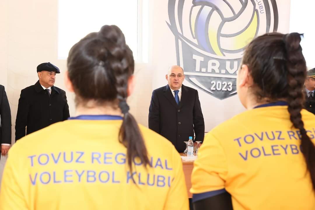 Federasiya prezidenti Şəmkirdə yeniyetmə voleybolçuların məşqini izləyib - FOTO