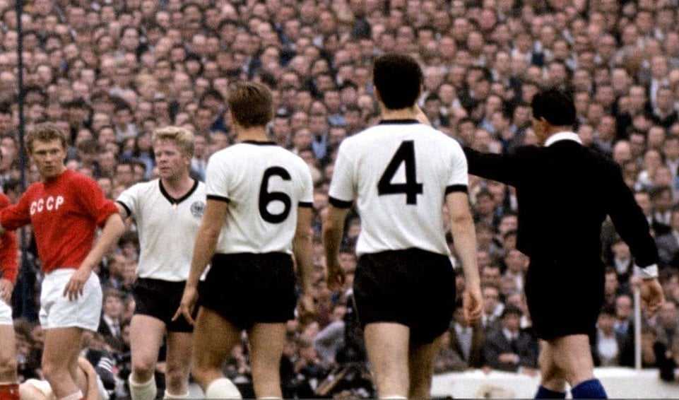 İki mundialın və iki Avropa çempionatının finalında oynamış yeganə futbolçu