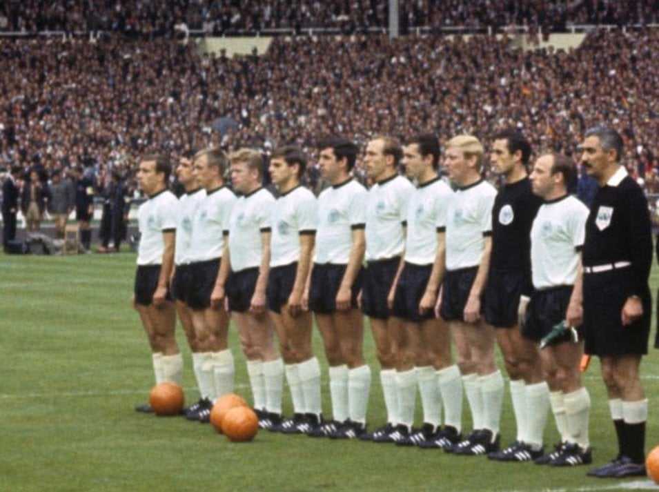 İki mundialın və iki Avropa çempionatının finalında oynamış yeganə futbolçu