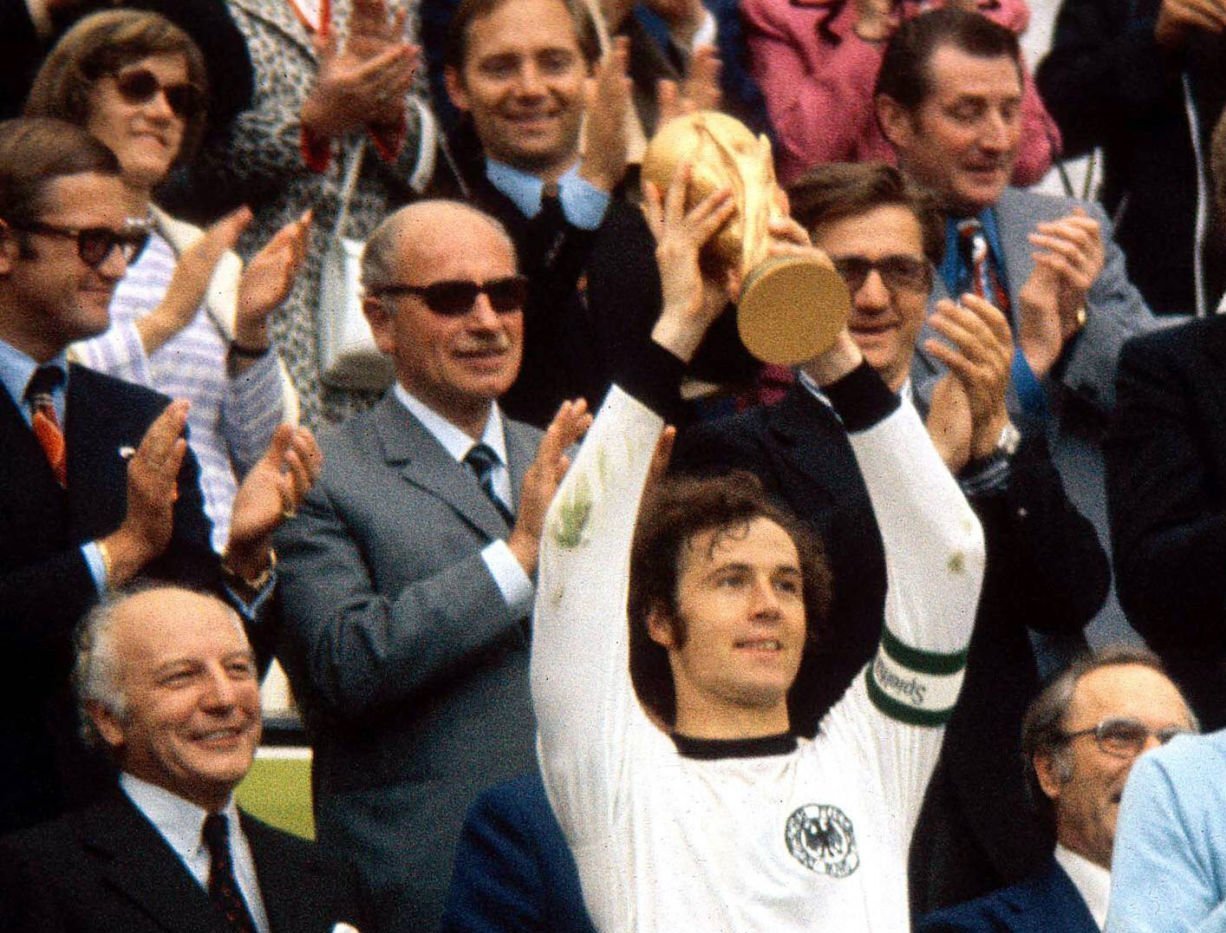 İki mundialın və iki Avropa çempionatının finalında oynamış yeganə futbolçu