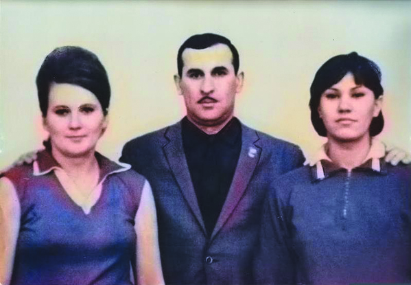 Rəngli kağıza həkk olmuş ağ-qara sətirlər