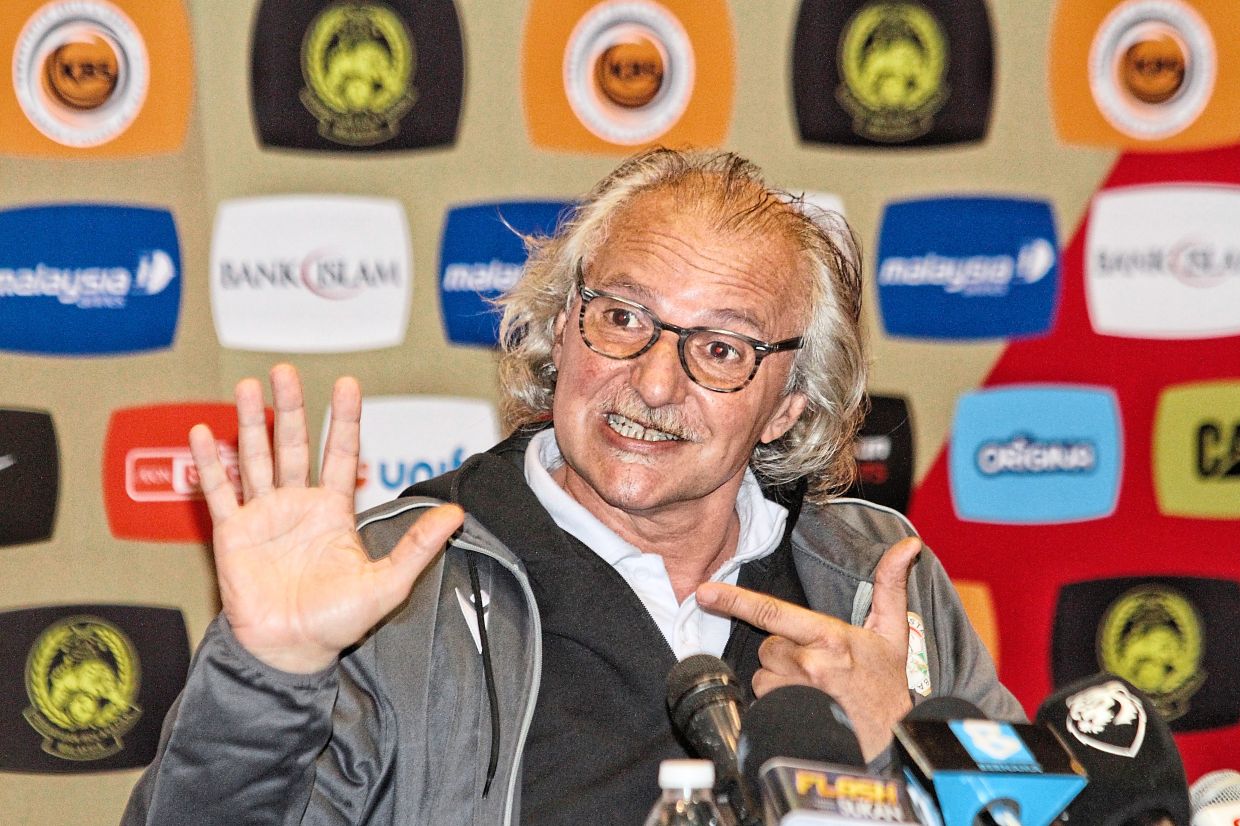 Tacikistan millisi də başsız qalıb