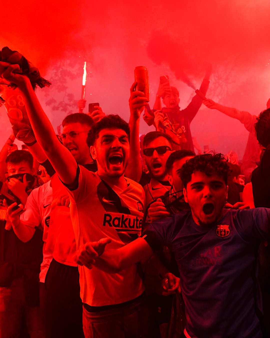 Tüstüyə düşən azarkeşlər avtobusu səhv saldılar - FOTO