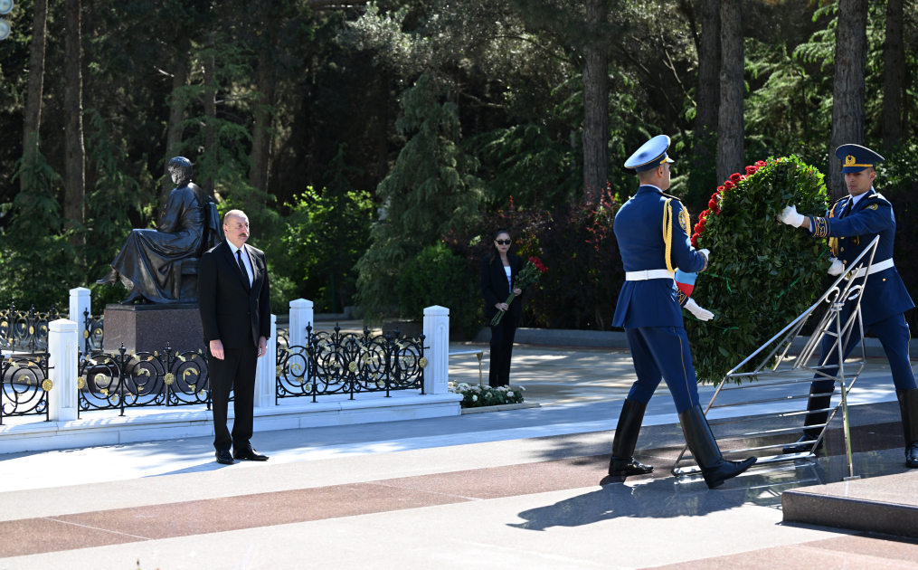 Prezident İlham Əliyev və birinci xanım Mehriban Əliyeva Ulu Öndər Heydər Əliyevin Fəxri xiyabanda məzarını ziyarət ediblər