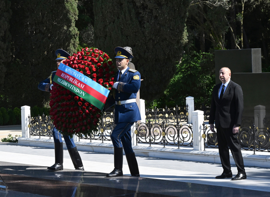 Prezident İlham Əliyev və birinci xanım Mehriban Əliyeva Ulu Öndər Heydər Əliyevin Fəxri xiyabanda məzarını ziyarət ediblər