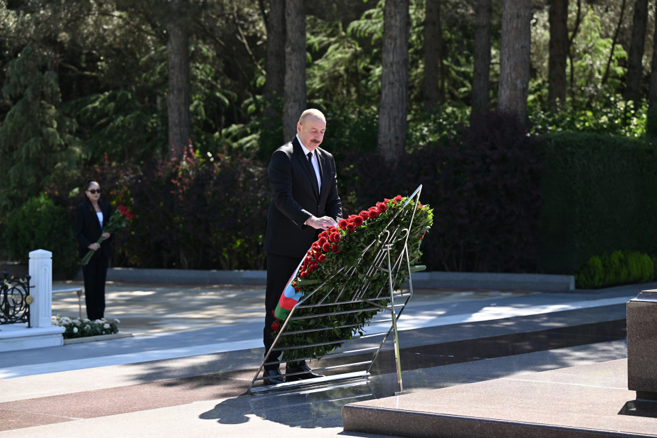 Prezident İlham Əliyev və birinci xanım Mehriban Əliyeva Ulu Öndər Heydər Əliyevin Fəxri xiyabanda məzarını ziyarət ediblər