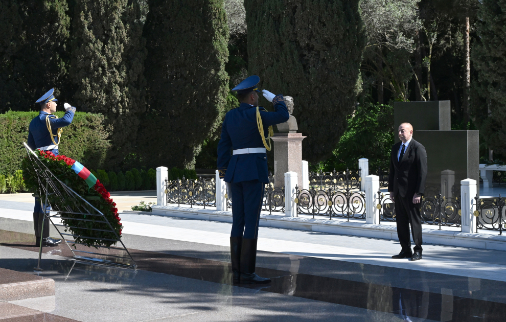 Prezident İlham Əliyev və birinci xanım Mehriban Əliyeva Ulu Öndər Heydər Əliyevin Fəxri xiyabanda məzarını ziyarət ediblər