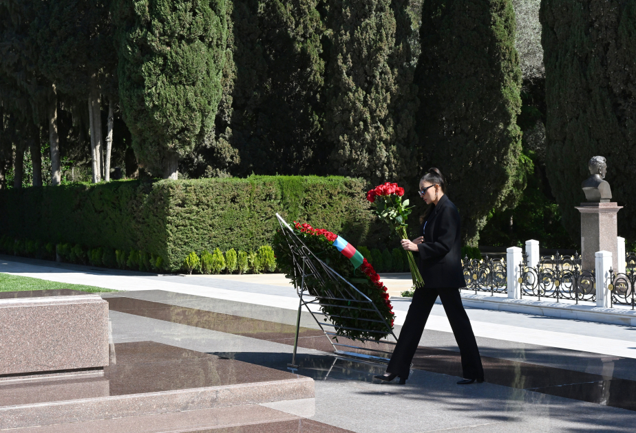 Prezident İlham Əliyev və birinci xanım Mehriban Əliyeva Ulu Öndər Heydər Əliyevin Fəxri xiyabanda məzarını ziyarət ediblər