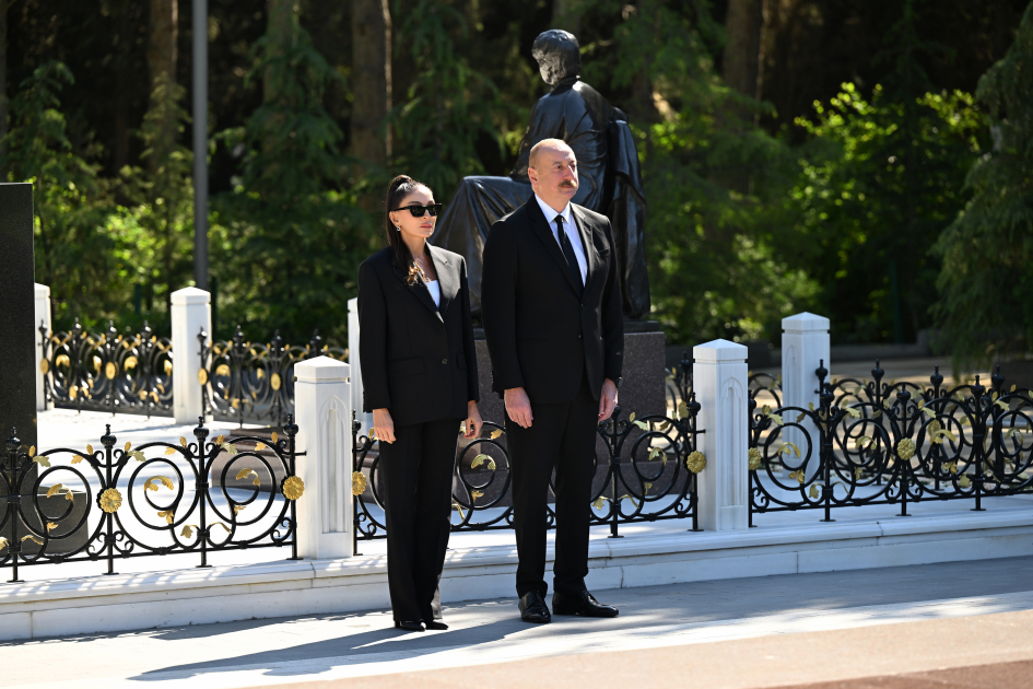 Prezident İlham Əliyev və birinci xanım Mehriban Əliyeva Ulu Öndər Heydər Əliyevin Fəxri xiyabanda məzarını ziyarət ediblər