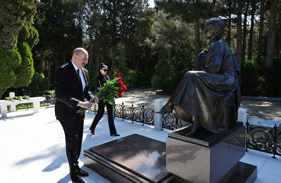 Prezident İlham Əliyev və birinci xanım Mehriban Əliyeva Ulu Öndər Heydər Əliyevin Fəxri xiyabanda məzarını ziyarət ediblər