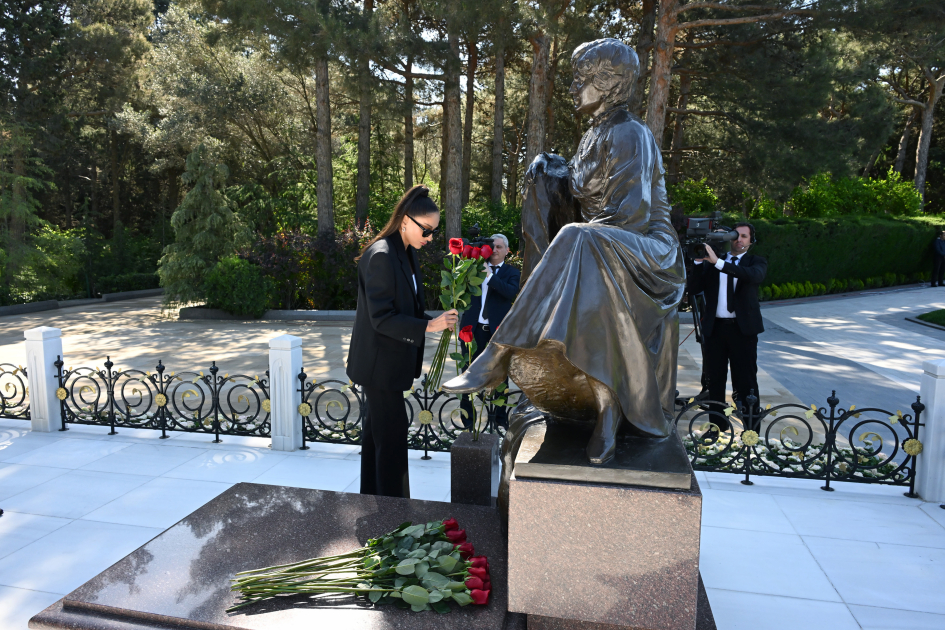 Prezident İlham Əliyev və birinci xanım Mehriban Əliyeva Ulu Öndər Heydər Əliyevin Fəxri xiyabanda məzarını ziyarət ediblər