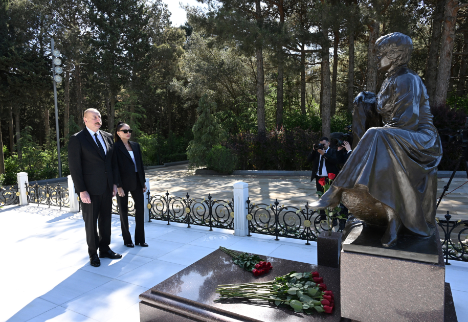 Prezident İlham Əliyev və birinci xanım Mehriban Əliyeva Ulu Öndər Heydər Əliyevin Fəxri xiyabanda məzarını ziyarət ediblər