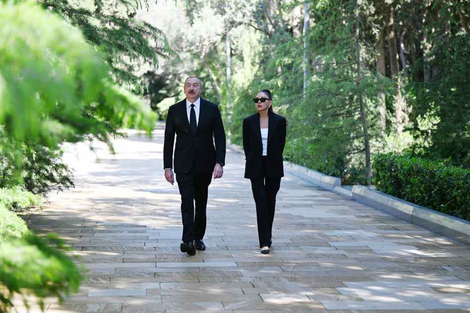 Prezident İlham Əliyev və birinci xanım Mehriban Əliyeva Ulu Öndər Heydər Əliyevin Fəxri xiyabanda məzarını ziyarət ediblər