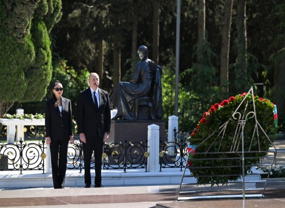 Prezident İlham Əliyev və birinci xanım Mehriban Əliyeva Ulu Öndər Heydər Əliyevin Fəxri xiyabanda məzarını ziyarət ediblər