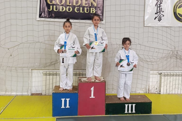 Balaca Nəzrin fəxri kürsüdə