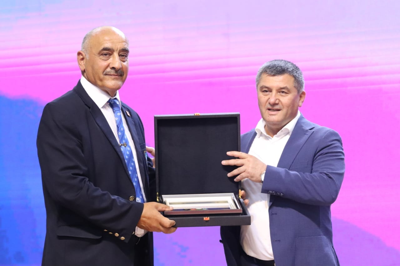 Özbəkistanın idman naziri ədalət təmsilçimizə xatirə hədiyyəsi təqdim edib