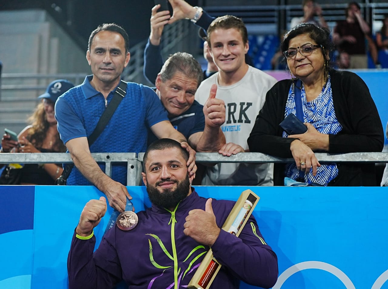 Sərbəst güləşçimizə Paris-2024-ün bürünc medalı təqdim edildi