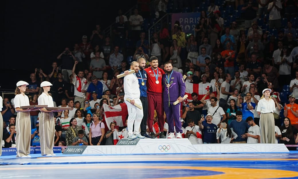 Sərbəst güləşçimizə Paris-2024-ün bürünc medalı təqdim edildi