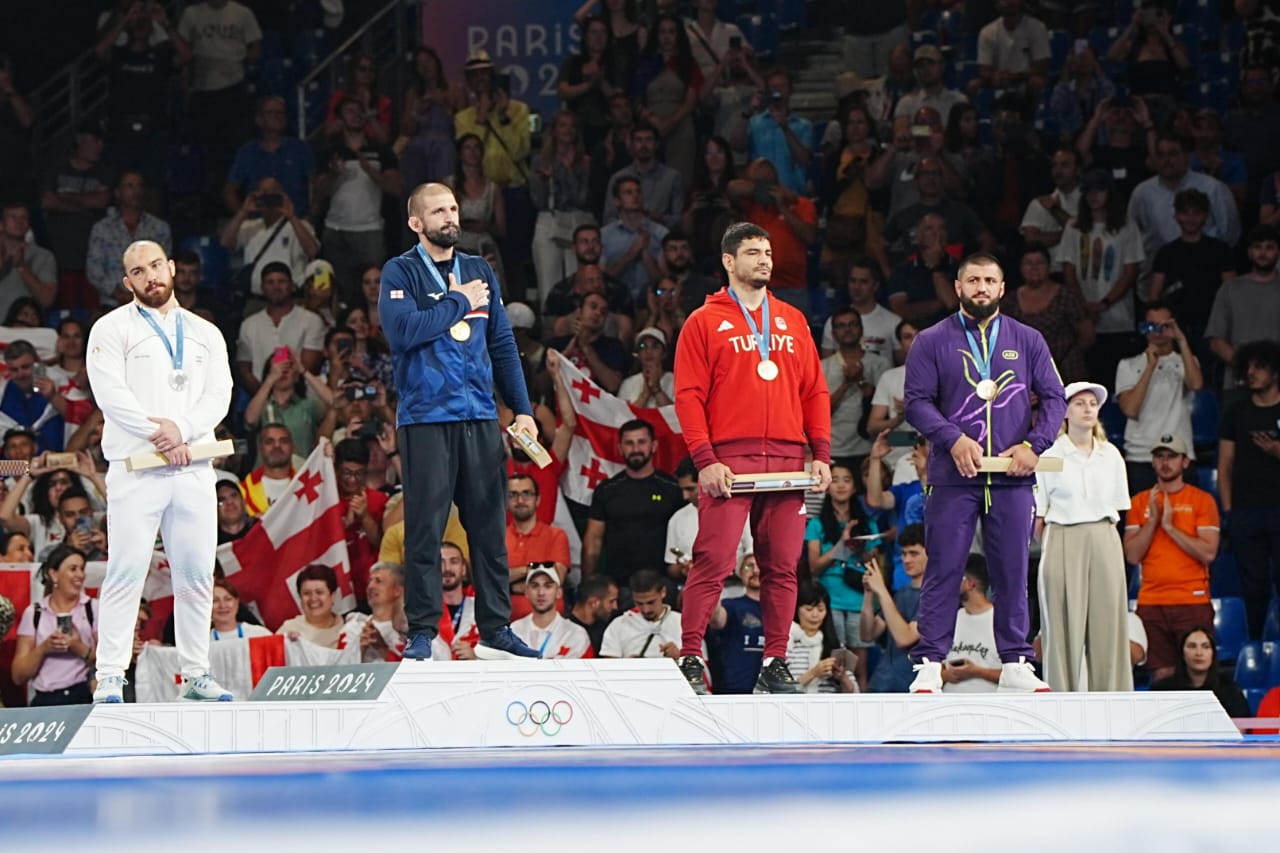 Sərbəst güləşçimizə Paris-2024-ün bürünc medalı təqdim edildi