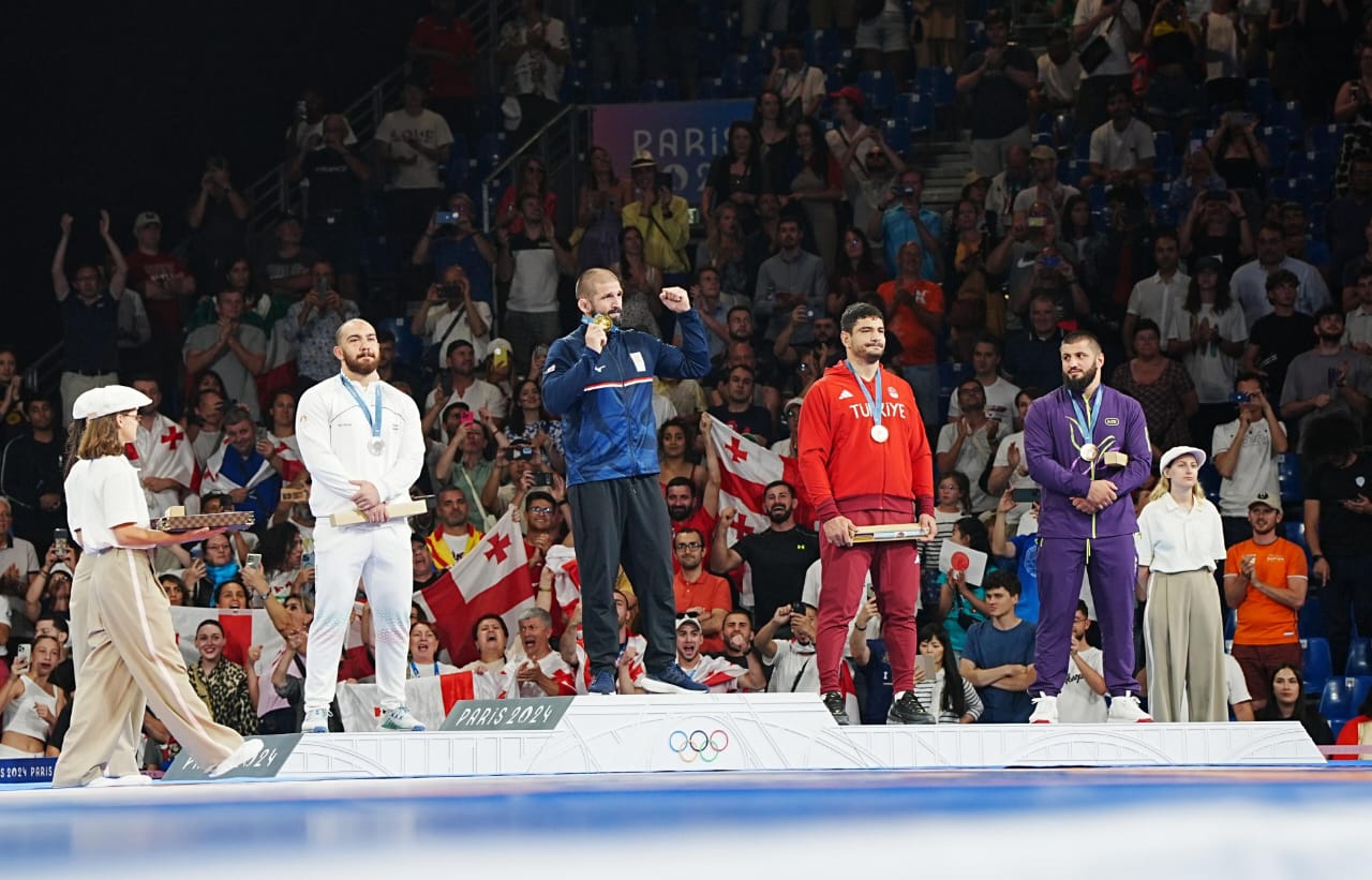 Sərbəst güləşçimizə Paris-2024-ün bürünc medalı təqdim edildi