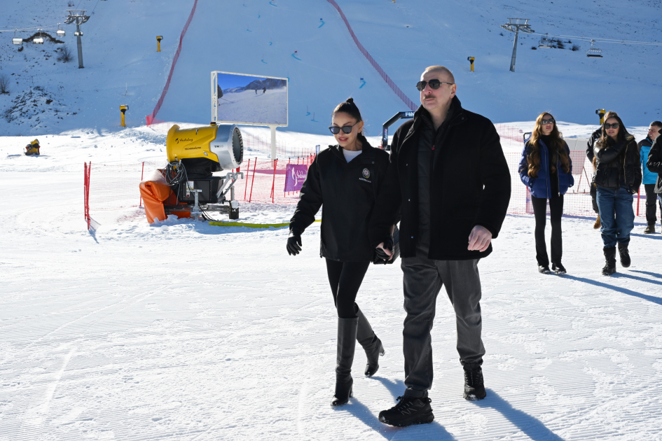 Prezident İlham Əliyev Şahdağ Turizm Kompleksində yerləşən “Lakeside” hotelində aparılmış işlərlə və “Xizək klubu” binasının tikintisi ilə tanış olub