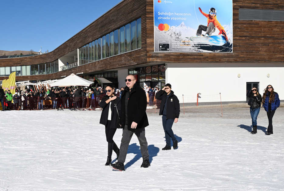 Prezident İlham Əliyev Şahdağ Turizm Kompleksində yerləşən “Lakeside” hotelində aparılmış işlərlə və “Xizək klubu” binasının tikintisi ilə tanış olub