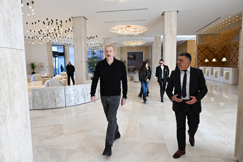 Prezident İlham Əliyev Şahdağ Turizm Kompleksində yerləşən “Lakeside” hotelində aparılmış işlərlə və “Xizək klubu” binasının tikintisi ilə tanış olub