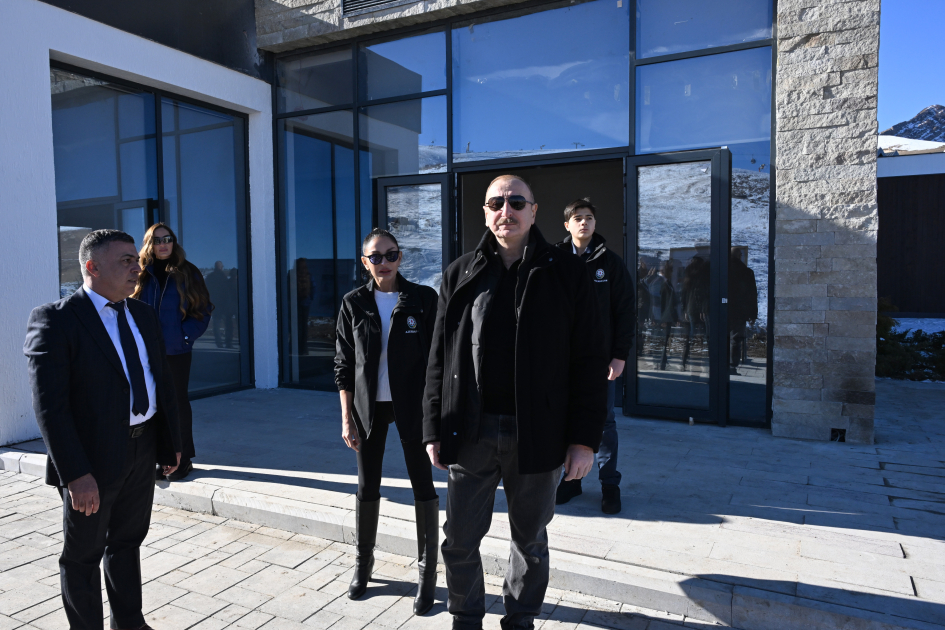 Prezident İlham Əliyev Şahdağ Turizm Kompleksində yerləşən “Lakeside” hotelində aparılmış işlərlə və “Xizək klubu” binasının tikintisi ilə tanış olub