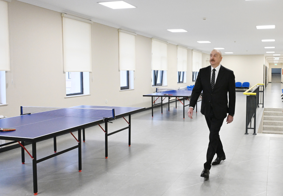 Prezident İlham Əliyev “Vətən” İdman Liseyində yenidənqurma işlərindən sonra yaradılan şəraitlə tanış olub