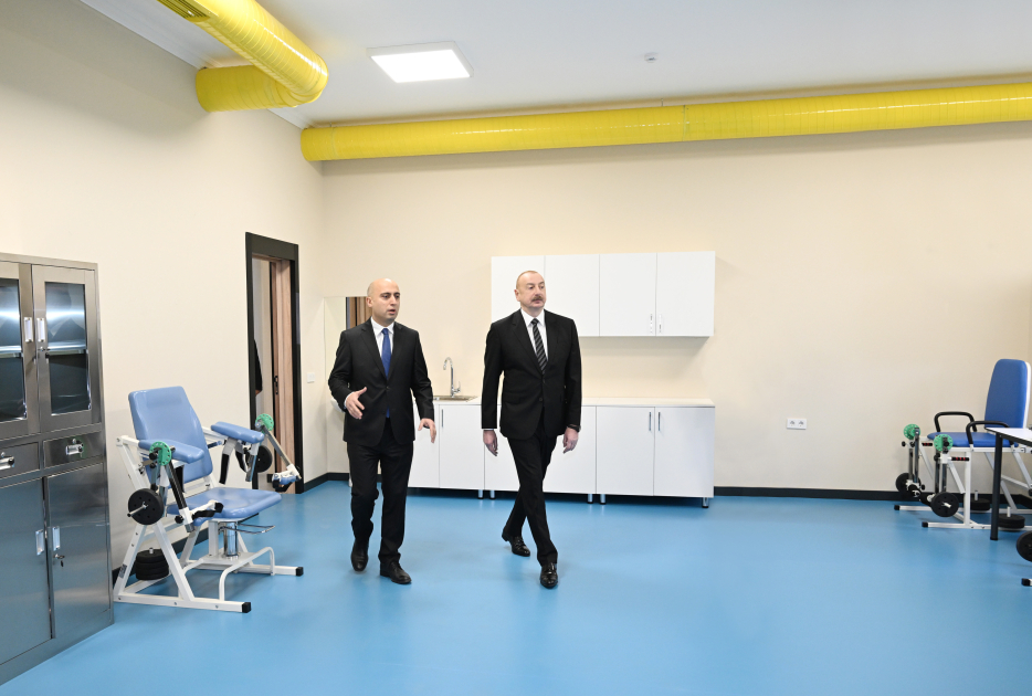 Prezident İlham Əliyev “Vətən” İdman Liseyində yenidənqurma işlərindən sonra yaradılan şəraitlə tanış olub