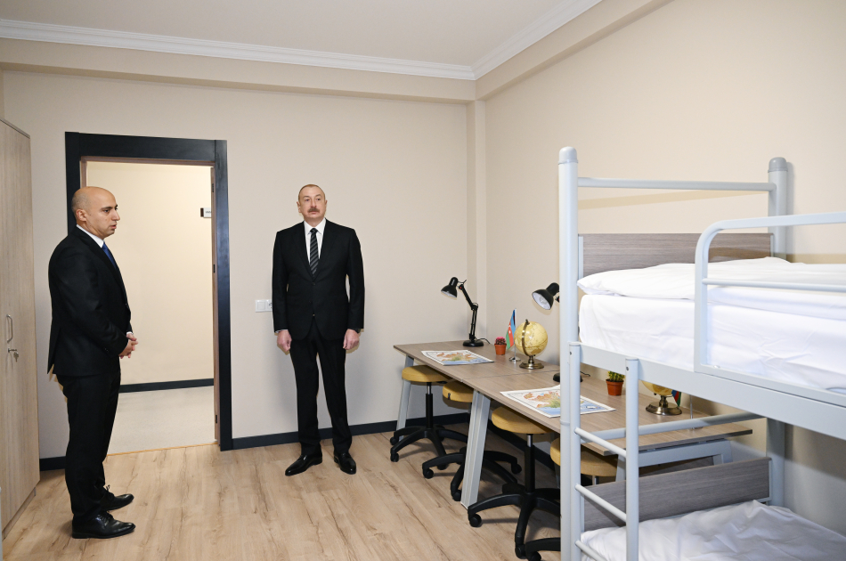 Prezident İlham Əliyev “Vətən” İdman Liseyində yenidənqurma işlərindən sonra yaradılan şəraitlə tanış olub