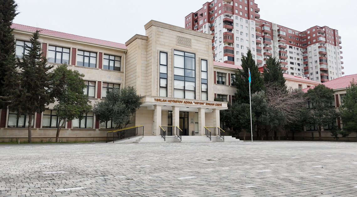 Prezident İlham Əliyev “Vətən” İdman Liseyində yenidənqurma işlərindən sonra yaradılan şəraitlə tanış olub