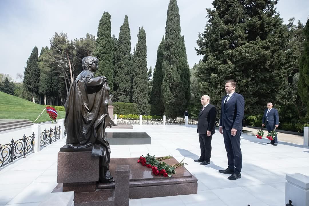 AVF rəhbərliyi və CEV prezidenti Fəxri Xiyabanı ziyarət ediblər