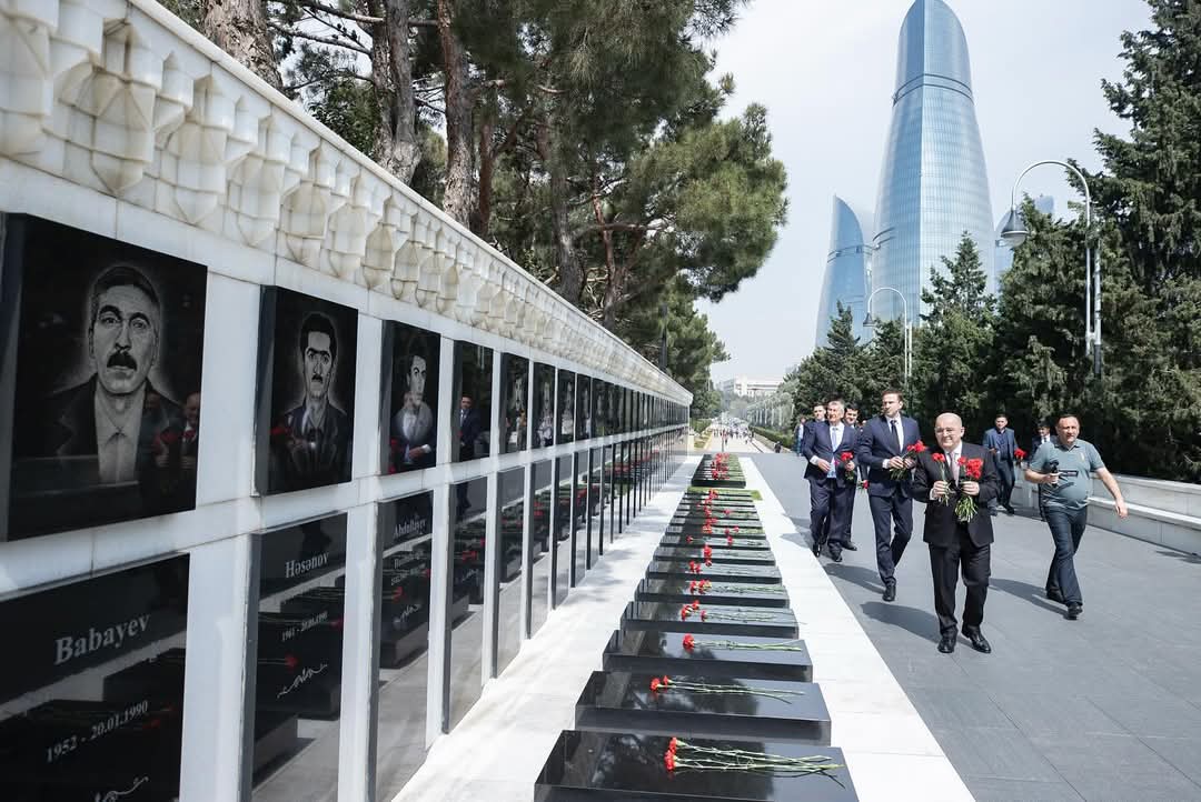 AVF rəhbərliyi və CEV prezidenti Fəxri Xiyabanı ziyarət ediblər
