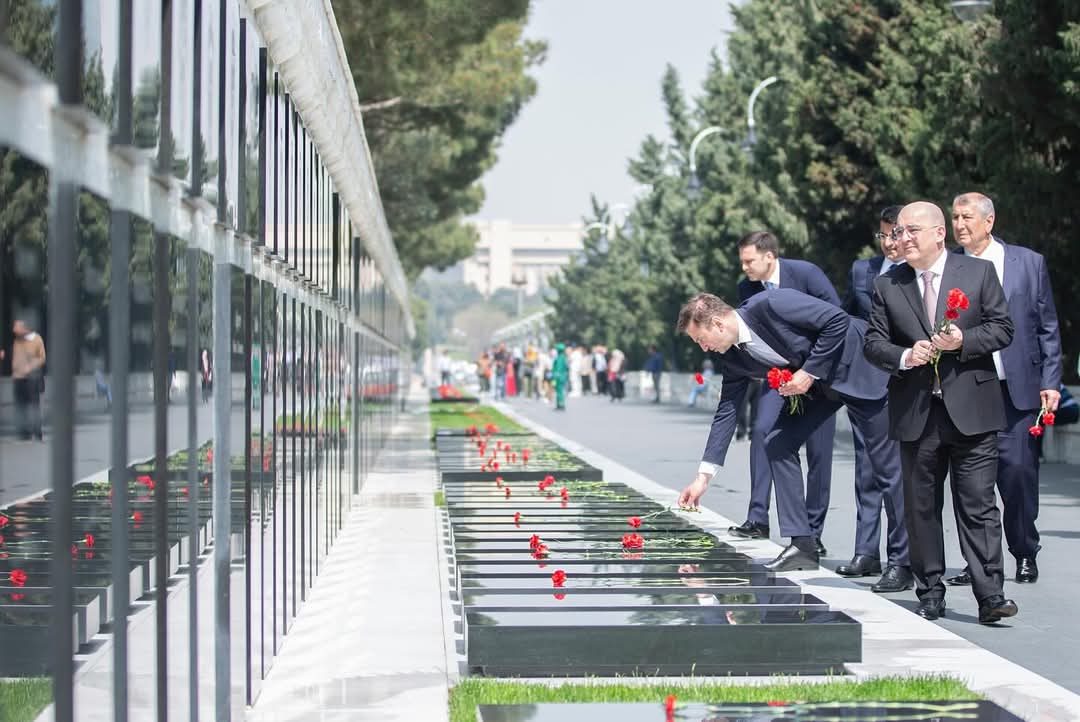 AVF rəhbərliyi və CEV prezidenti Fəxri Xiyabanı ziyarət ediblər
