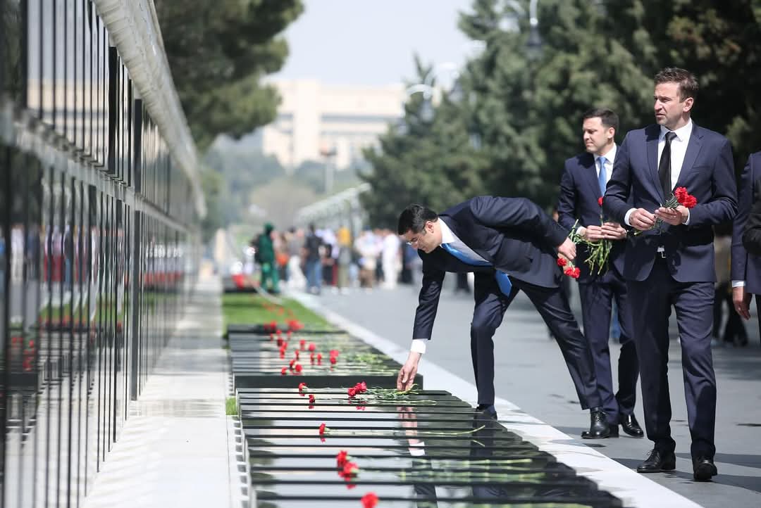 AVF rəhbərliyi və CEV prezidenti Fəxri Xiyabanı ziyarət ediblər