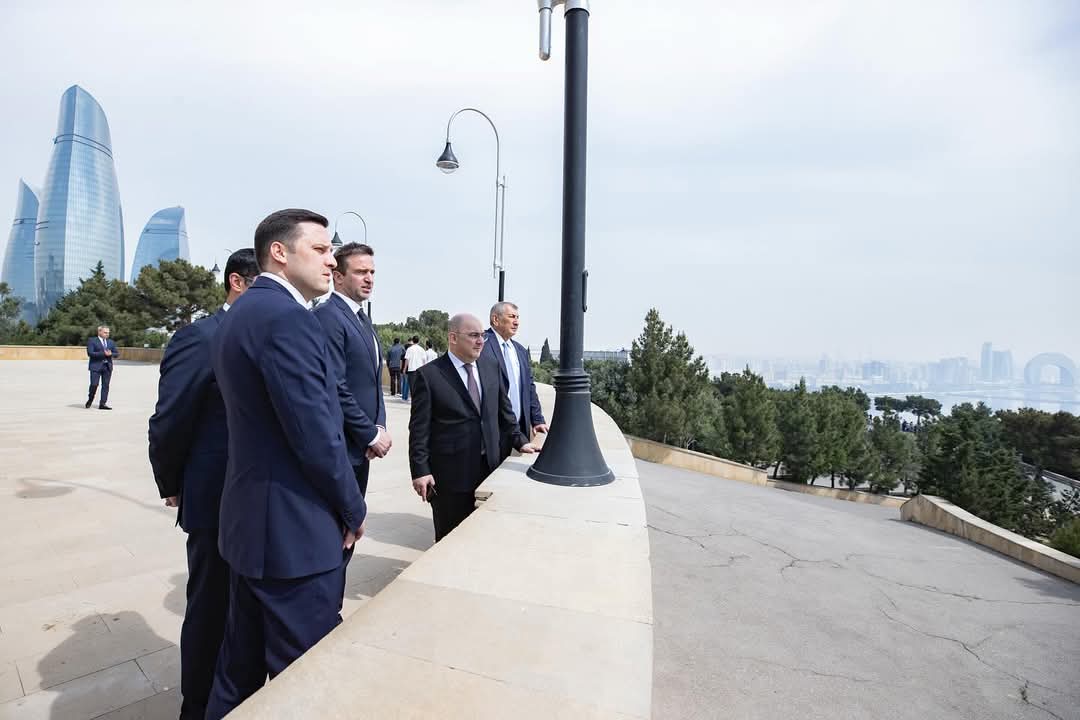 AVF rəhbərliyi və CEV prezidenti Fəxri Xiyabanı ziyarət ediblər