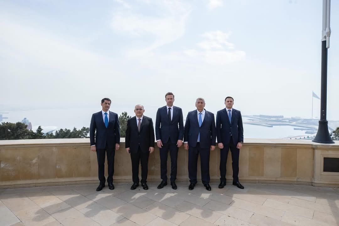 AVF rəhbərliyi və CEV prezidenti Fəxri Xiyabanı ziyarət ediblər