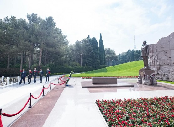 AVF rəhbərliyi və CEV prezidenti Fəxri Xiyabanı ziyarət ediblər