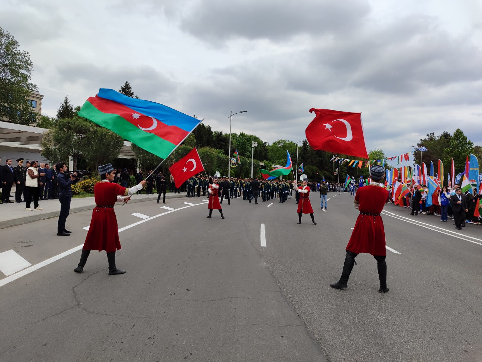 “Prezident Kuboku-2025” beynəlxalq reqatasının iştirakçı ölkələrinin möhtəşəm paradı keçirilib - FOTO