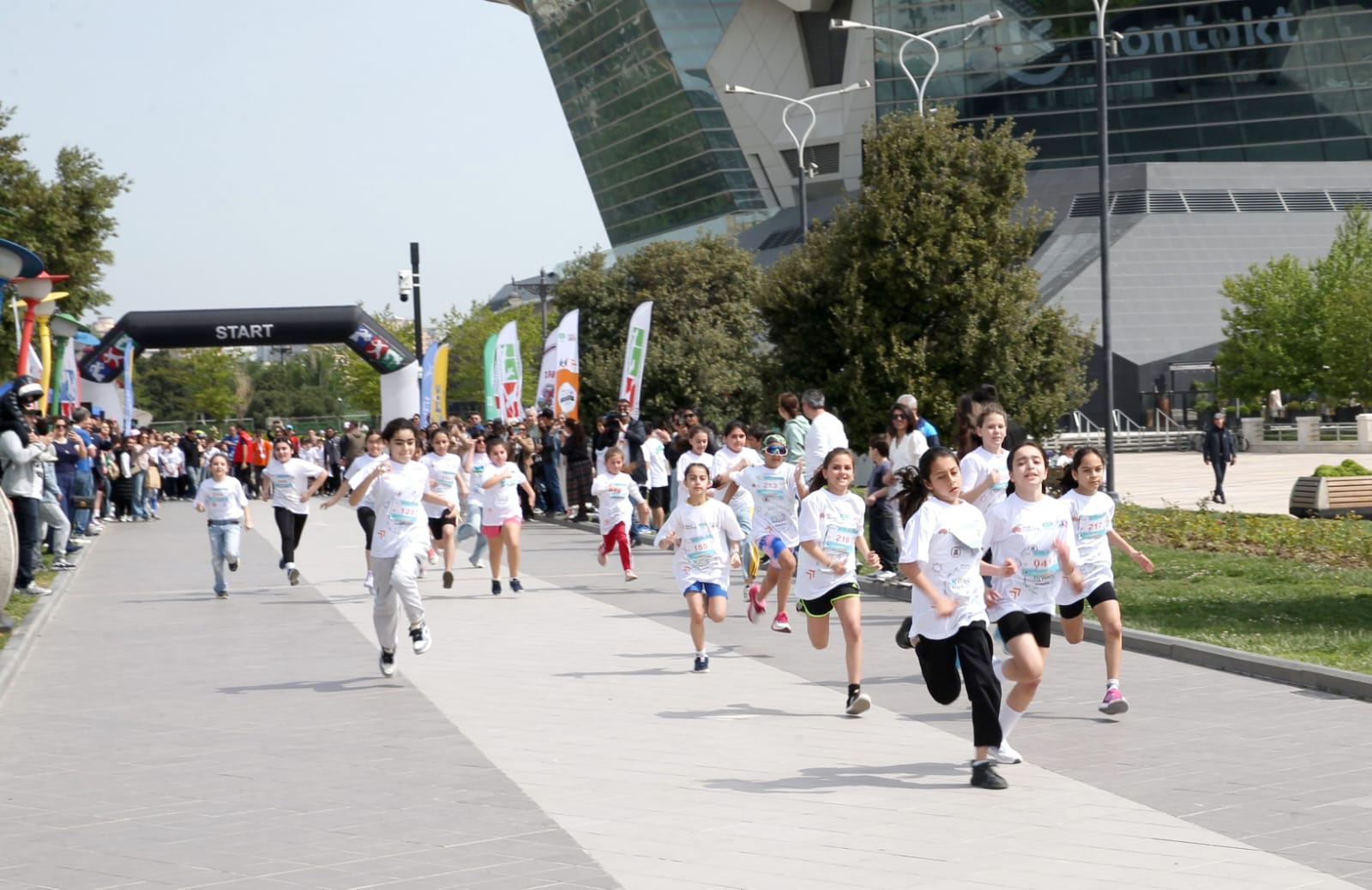 Dənizkənarı Bulvarda &quot;KidsRunFest&quot;: 200-dən artıq uşaq atletika bayramında gücünü sınadı