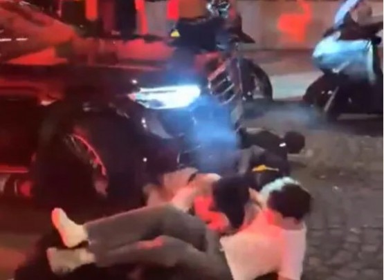 Parisdə avtomobili azarkeşlərin üzərinə sürdülər &nbsp;