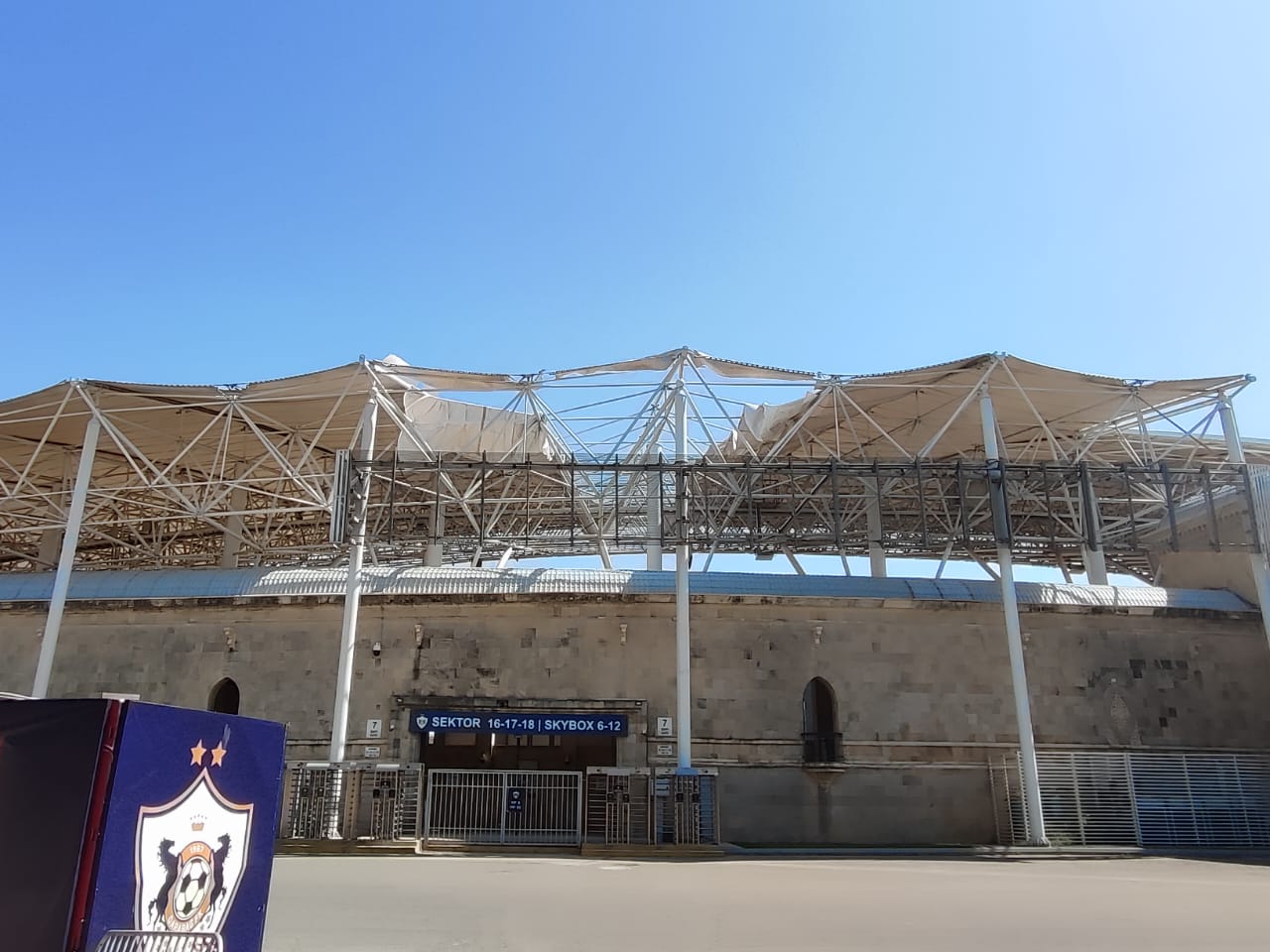 Güclü külək Respublika stadionun dam örtüyünü uçurdu - FOTO